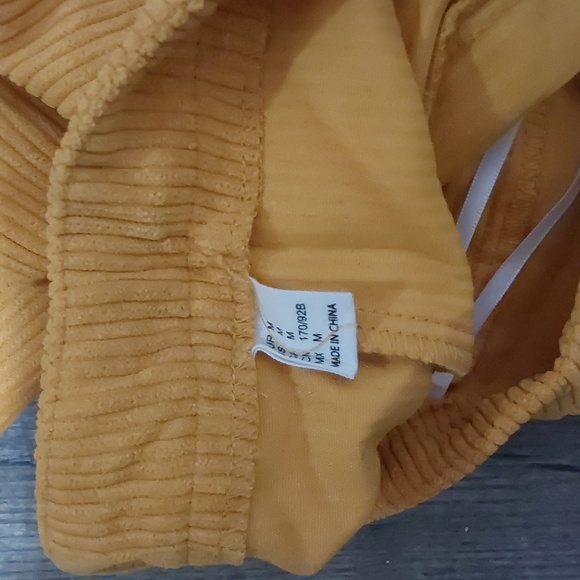 Mustard button skirt - Picture 3 of 3